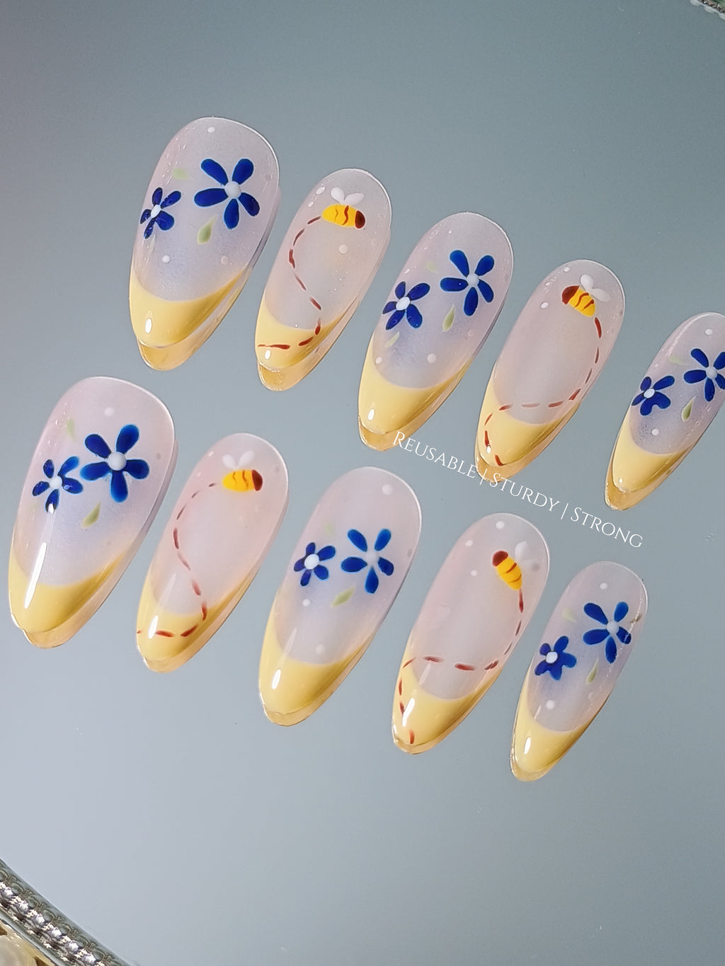 Adorable Bumble Bee On Daisy